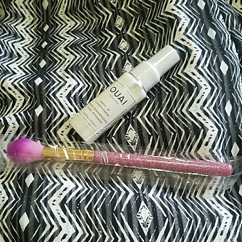 Ouai leave in conditioner & makeup brush